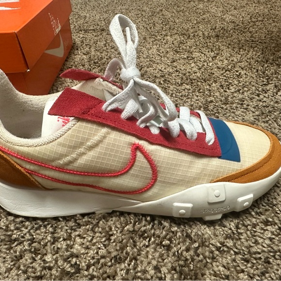 W NIKE WAFFLE RACER 2X
MONARCH/SIREN RED-PEARL WHITE
MONARQUE/ROUGE SIRENE - Picture 3 of 5